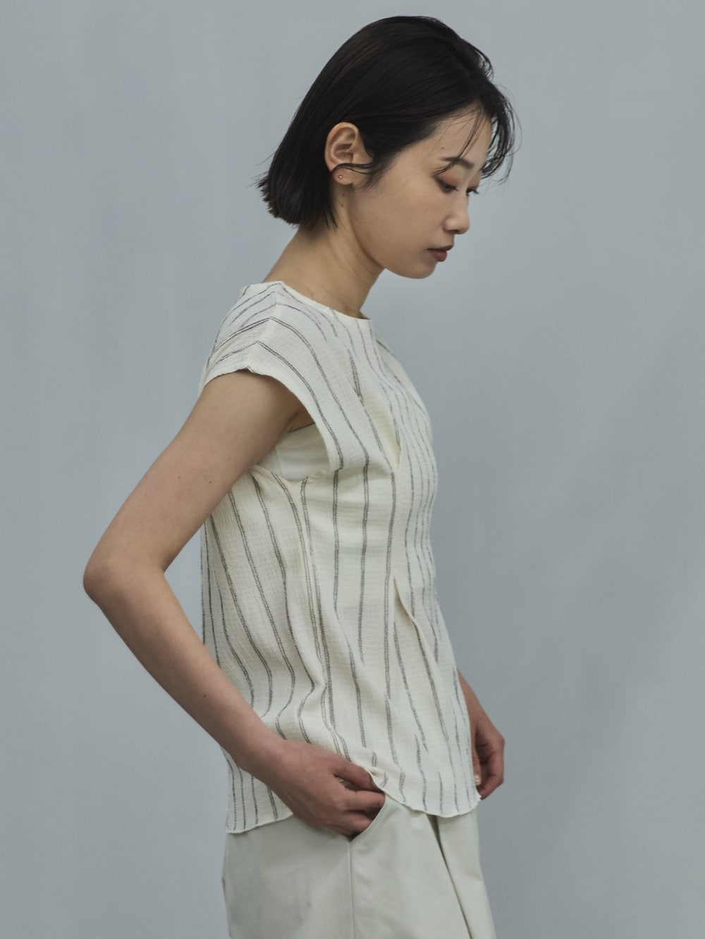 ホワイト系のシャツ/ブラウス、ホワイト系のその他パンツ、ブラック系のその他シューズを着用したレディースの夏コーディネートの4枚目の写真