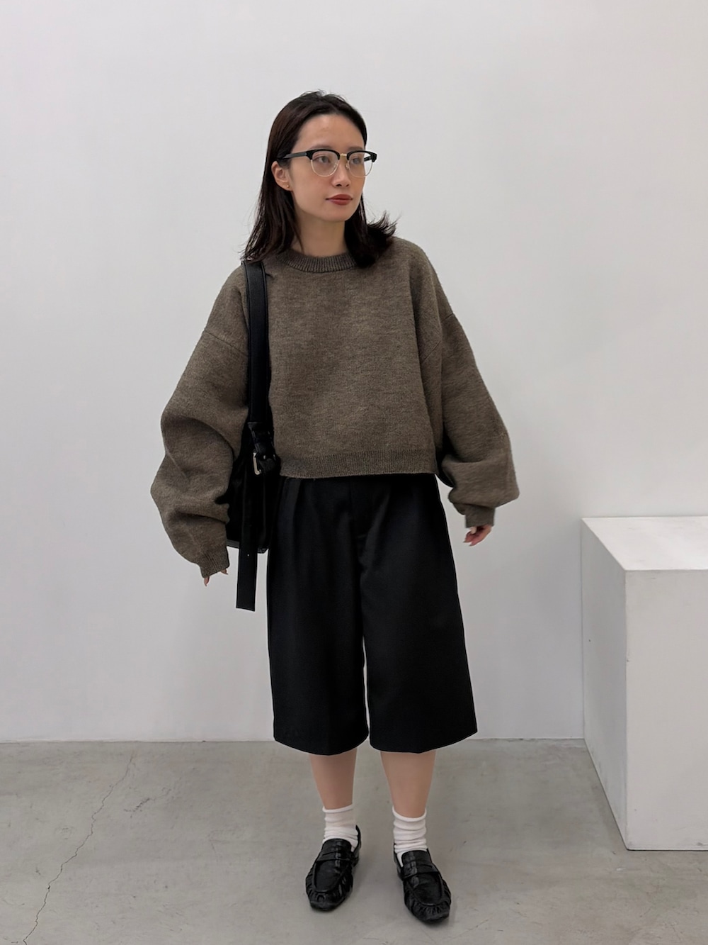 ブラウン系のニット/セーター、ブラック系のその他パンツ、ブラック系のローファーを着用したレディースの秋コーディネートの4枚目の写真