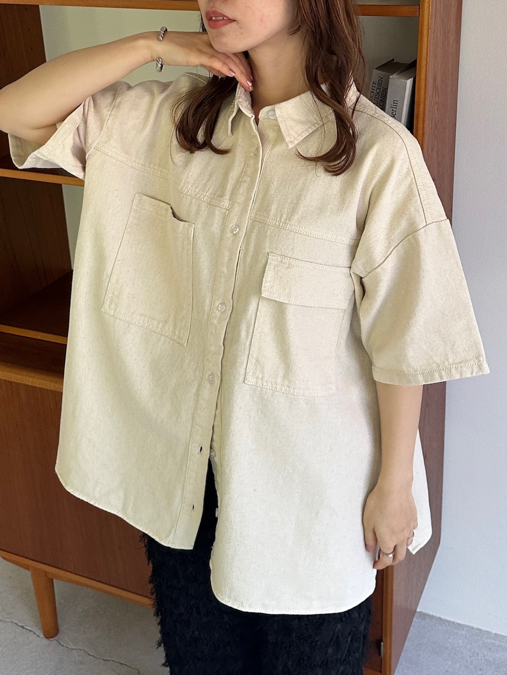 ブラック系のショルダーバッグ、ブラック系のその他パンツ、ブラック系のサンダルを着用したレディースの夏コーディネートの3枚目の写真