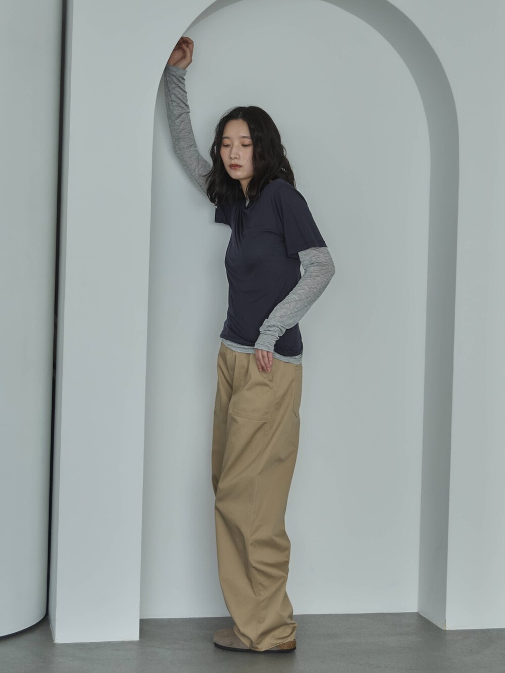 ブルー系のTシャツ/カットソー、ベージュ系のその他パンツ、ベージュ系のサンダルを着用したレディースの秋コーディネートの2枚目の写真