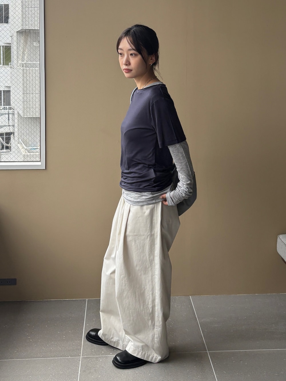 ブルー系のTシャツ/カットソー、ホワイト系のその他パンツ、ブルー系のショルダーバッグを着用したレディースの秋コーディネートの2枚目の写真
