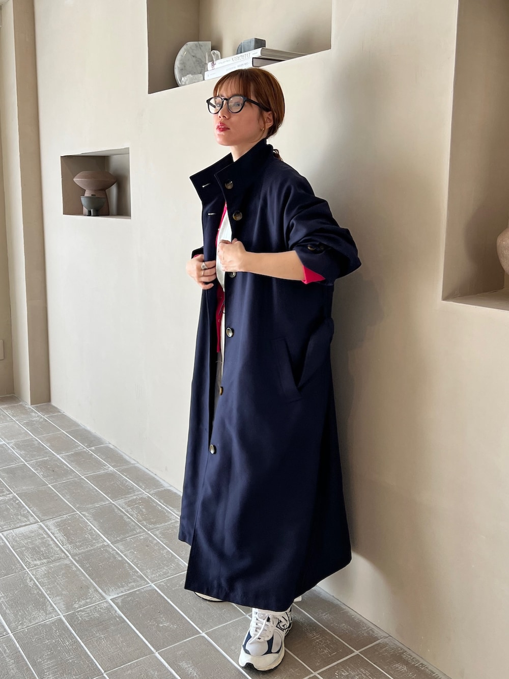 ブルー系のトレンチコート、ピンク系のカーディガン/ボレロ、ホワイト系のカーゴパンツを着用したレディースの春コーディネートの2枚目の写真