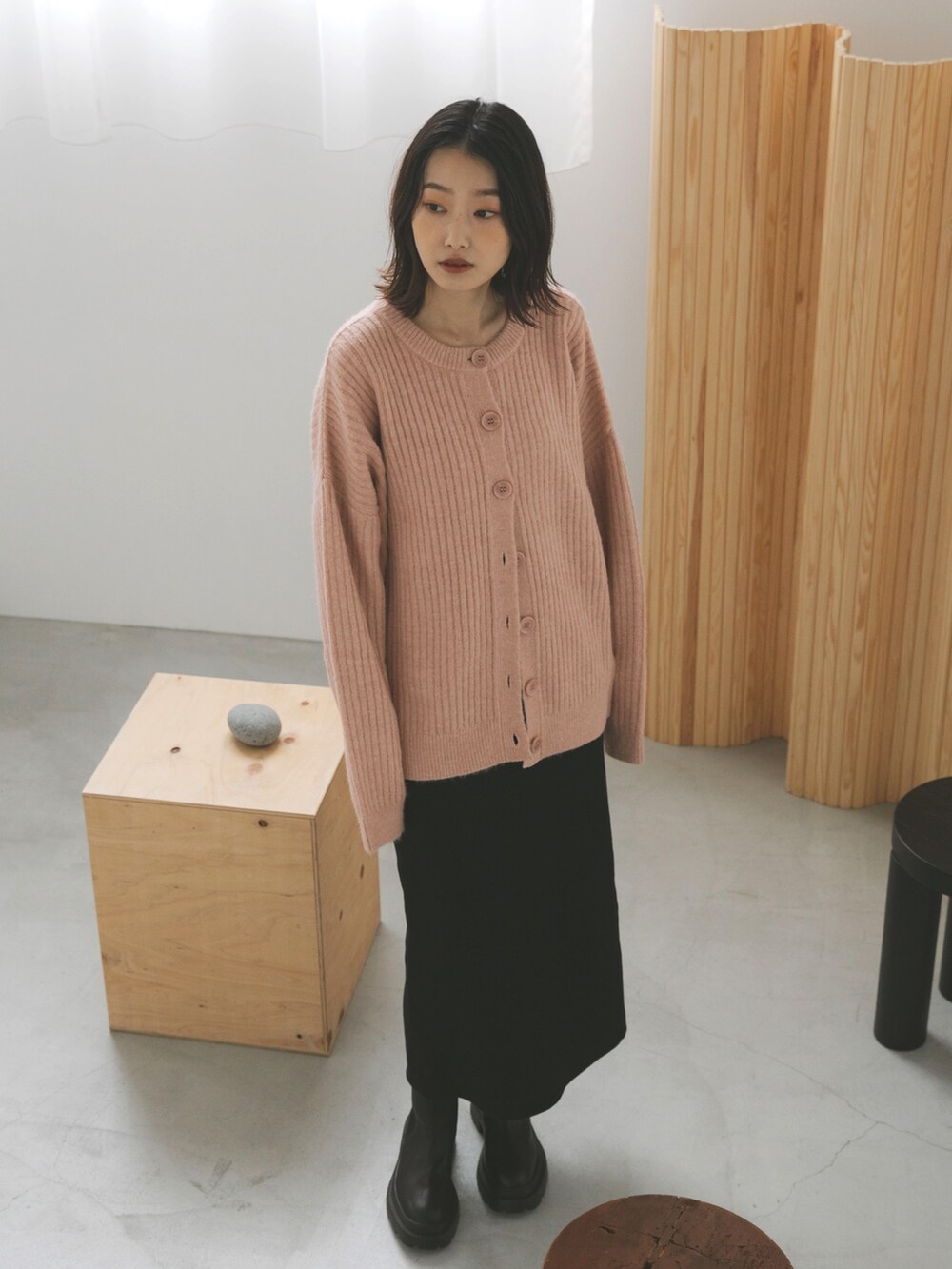 ピンク系のカーディガン/ボレロ、ブラック系のスカート、その他のその他を着用したレディースの秋コーディネートの2枚目の写真