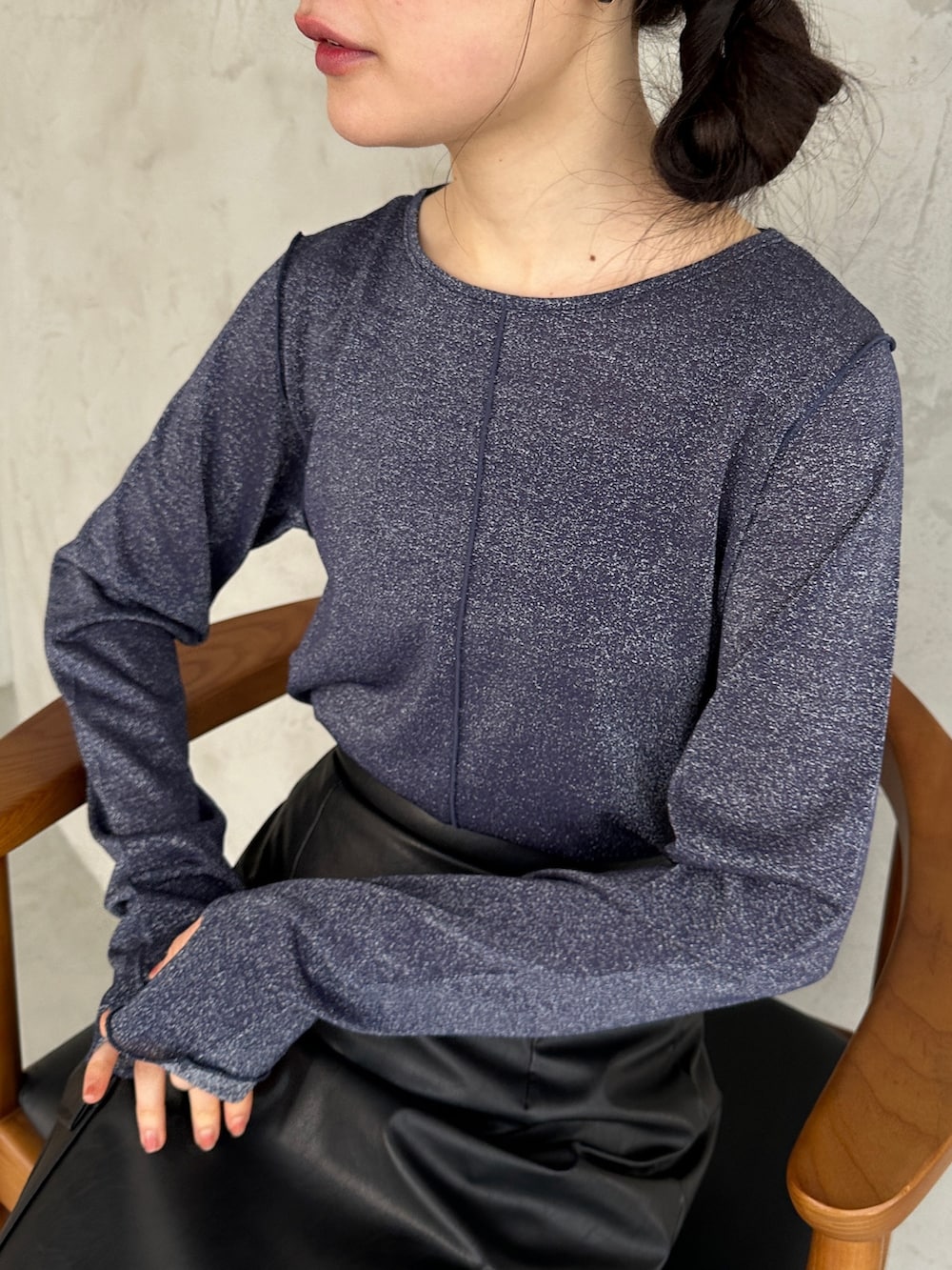 ブルー系のTシャツ/カットソー、ブラック系のスカート、その他のその他を着用したレディースの春コーディネートの3枚目の写真