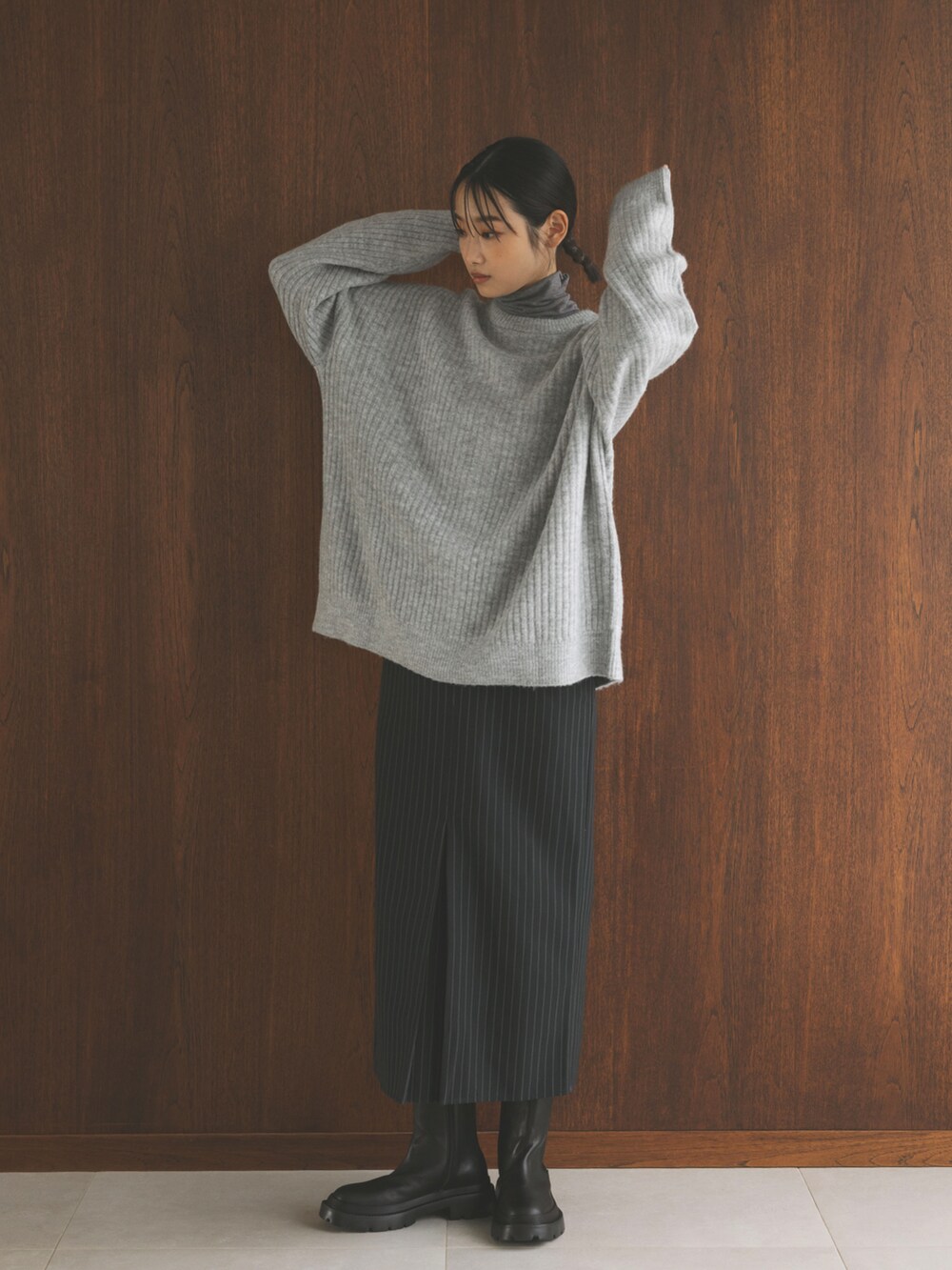 ブルー系のスカート、グレー系のカーディガン/ボレロ、グレー系のTシャツ/カットソーを着用したレディースの秋コーディネートの2枚目の写真