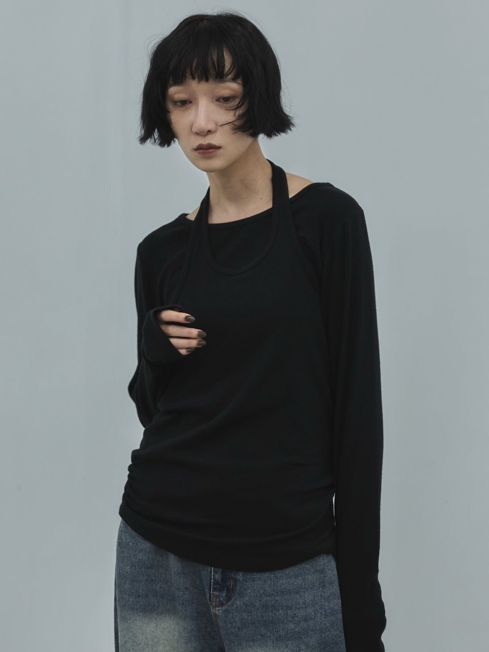 ブラック系のTシャツ/カットソー、ブルー系のデニムパンツ、ベージュ系のその他シューズを着用したレディースの秋コーディネートの4枚目の写真