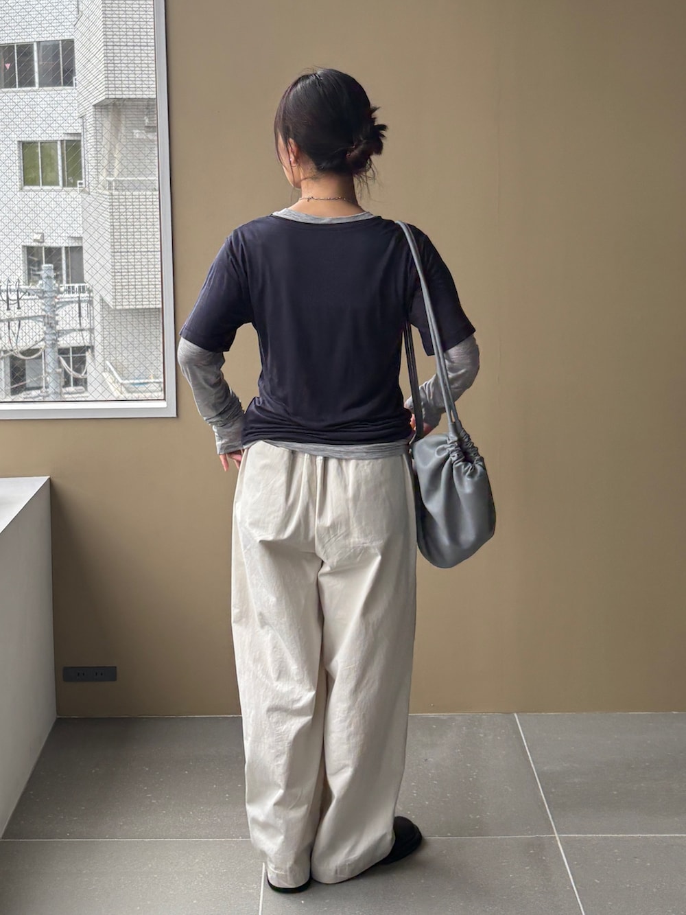 ブルー系のTシャツ/カットソー、ホワイト系のその他パンツ、ブルー系のショルダーバッグを着用したレディースの秋コーディネートの4枚目の写真