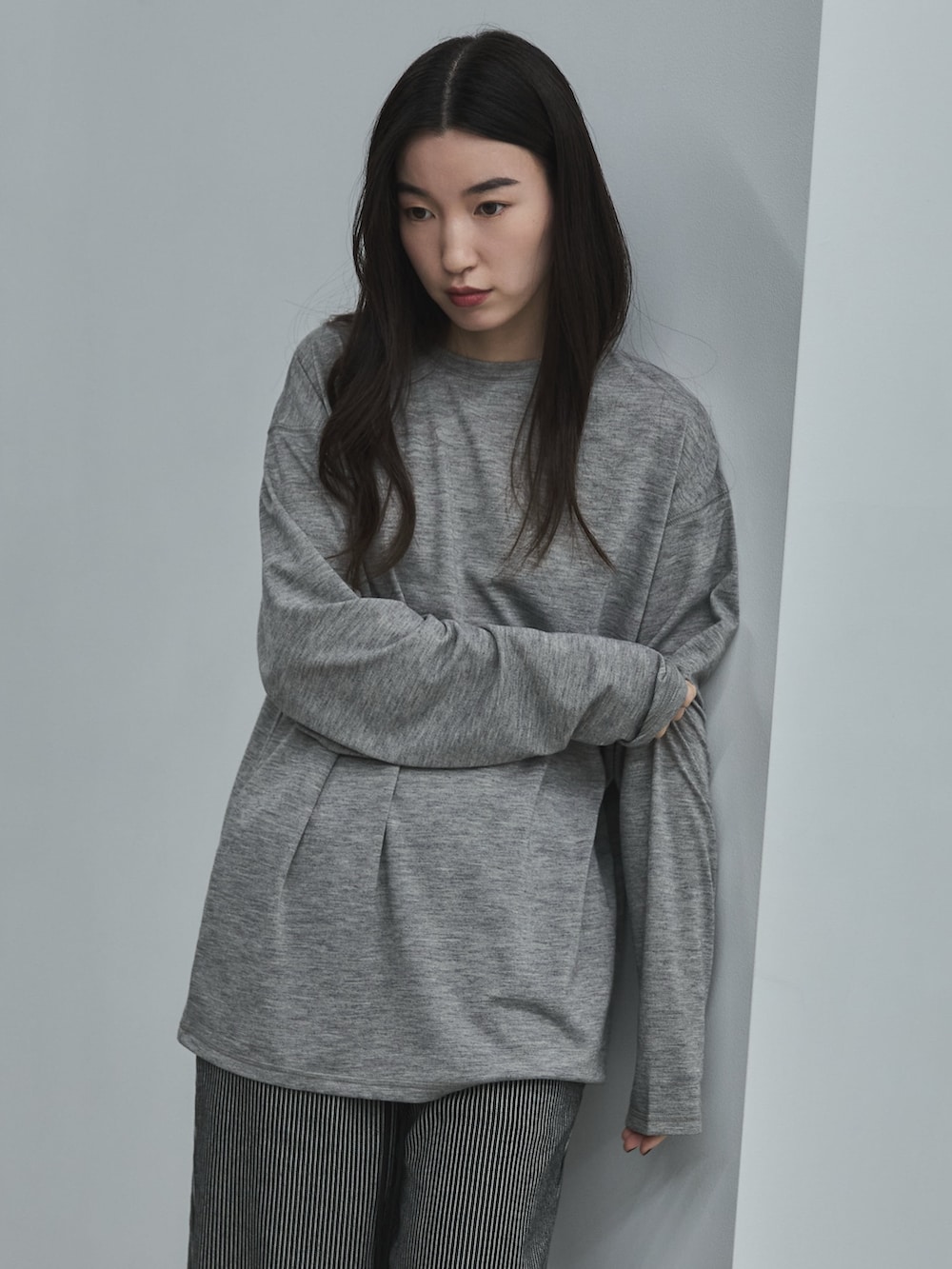 ブラック系のデニムパンツ、ブラック系のその他シューズ、グレー系のTシャツ/カットソーを着用したレディースの秋コーディネートの4枚目の写真