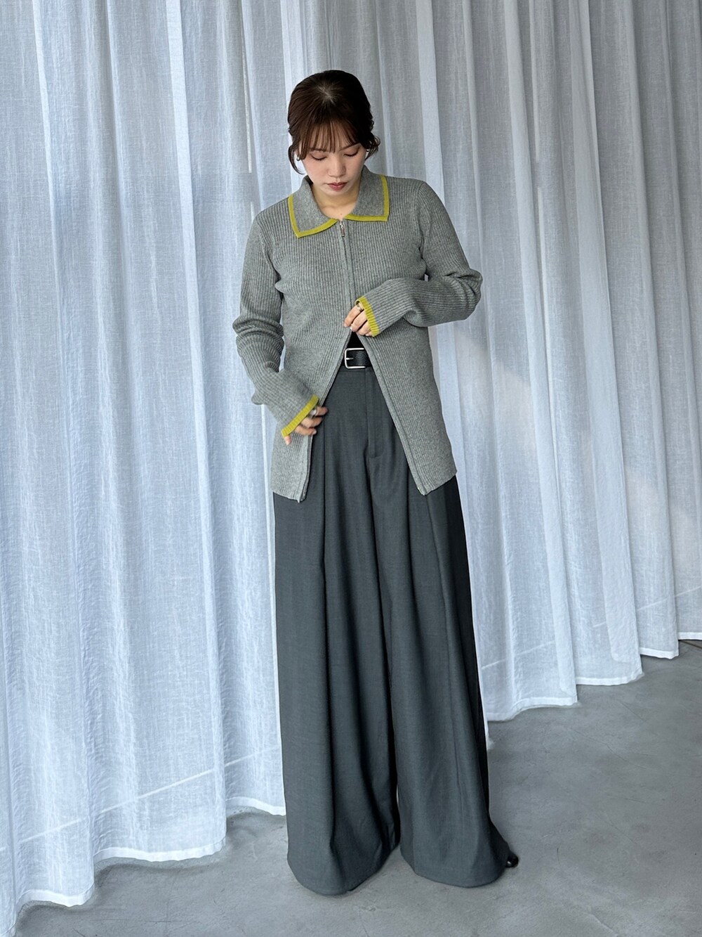 グレー系のニット/セーター、グレー系のその他パンツ、その他のその他を着用したレディースの春コーディネートの2枚目の写真
