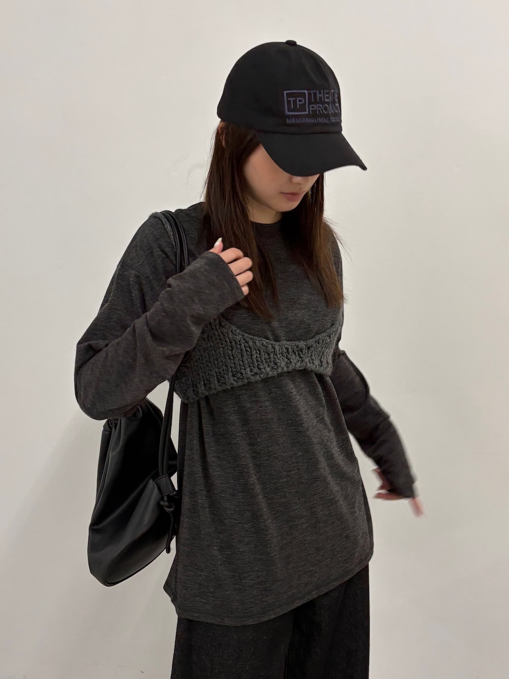グレー系のその他トップス、グレー系のTシャツ/カットソー、ブラック系のショルダーバッグを着用したレディースの秋コーディネートの3枚目の写真