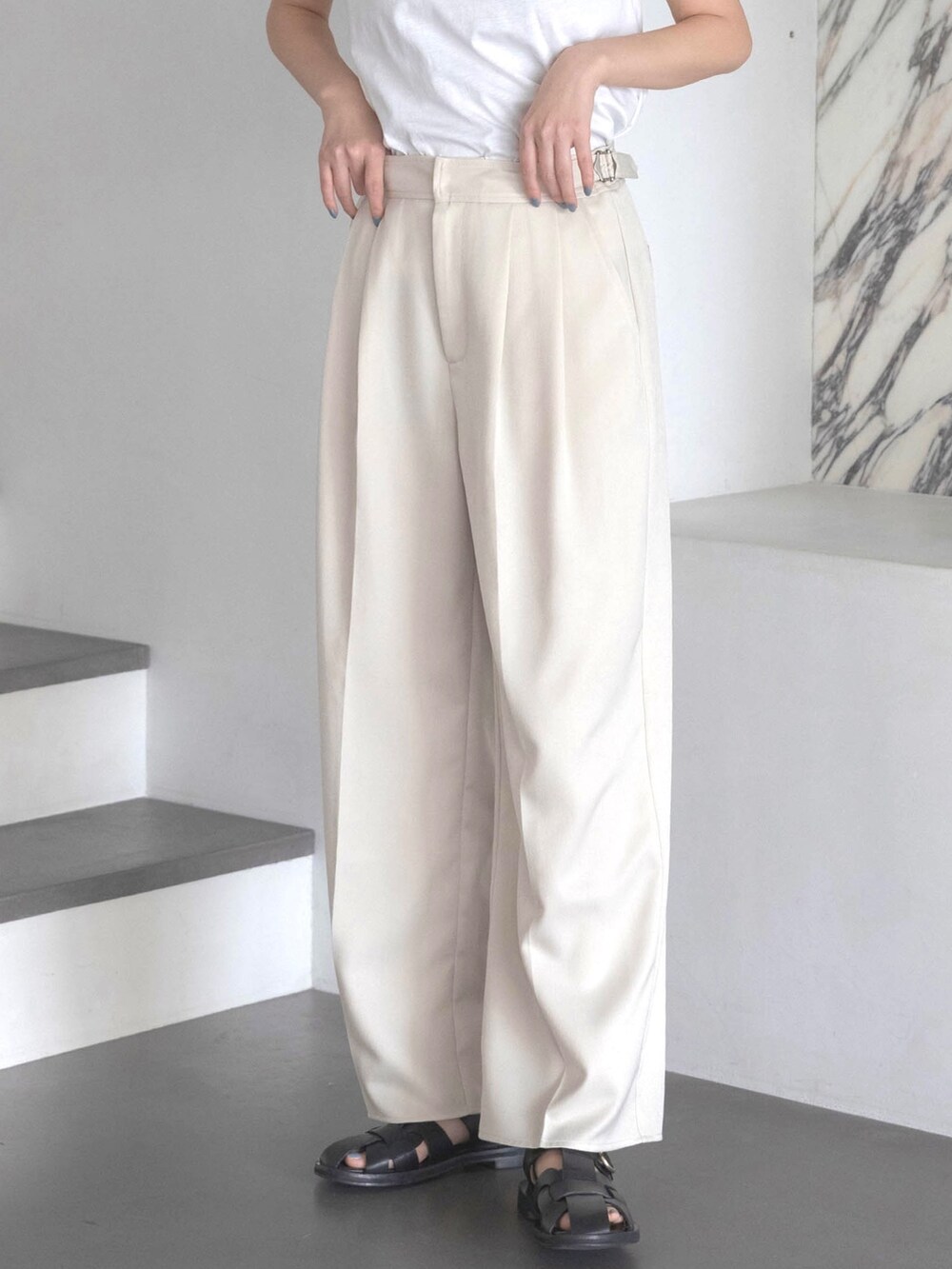 ホワイト系のスラックス、ホワイト系のTシャツ/カットソー、その他のその他を着用したレディースの夏コーディネートの3枚目の写真