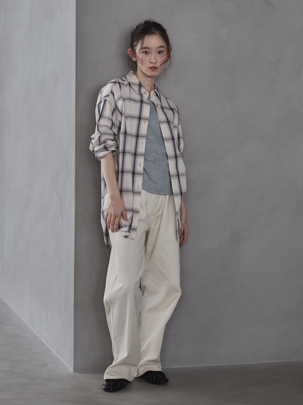 ホワイト系のシャツ/ブラウス、グレー系のタンクトップ、ホワイト系のデニムパンツを着用したレディースの冬コーディネートの2枚目の写真