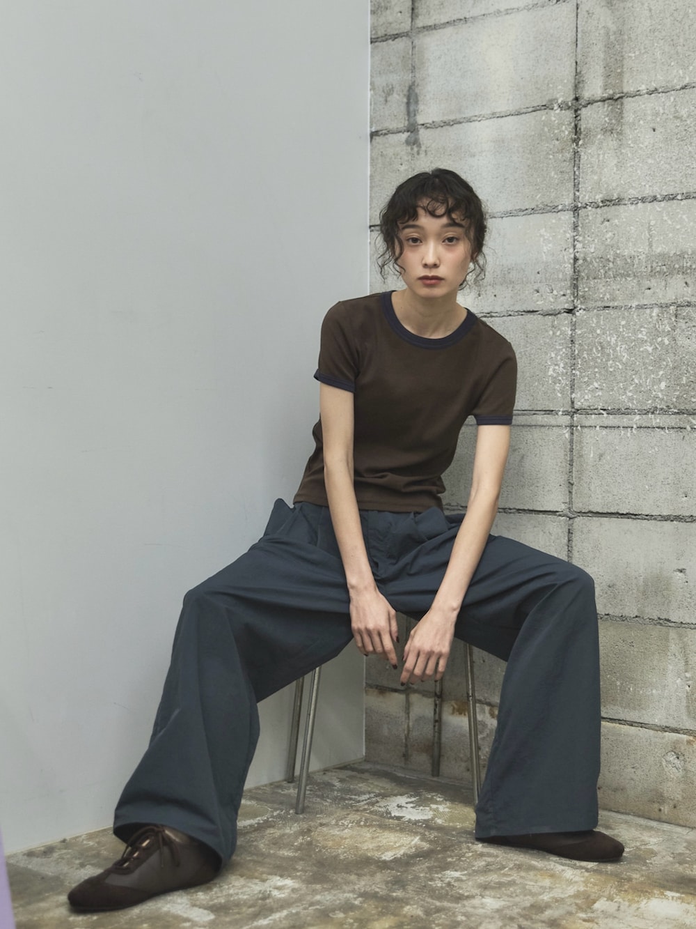 ブルー系のその他パンツ、ブラウン系のTシャツ/カットソー、その他のその他を着用したレディースの夏コーディネートの3枚目の写真