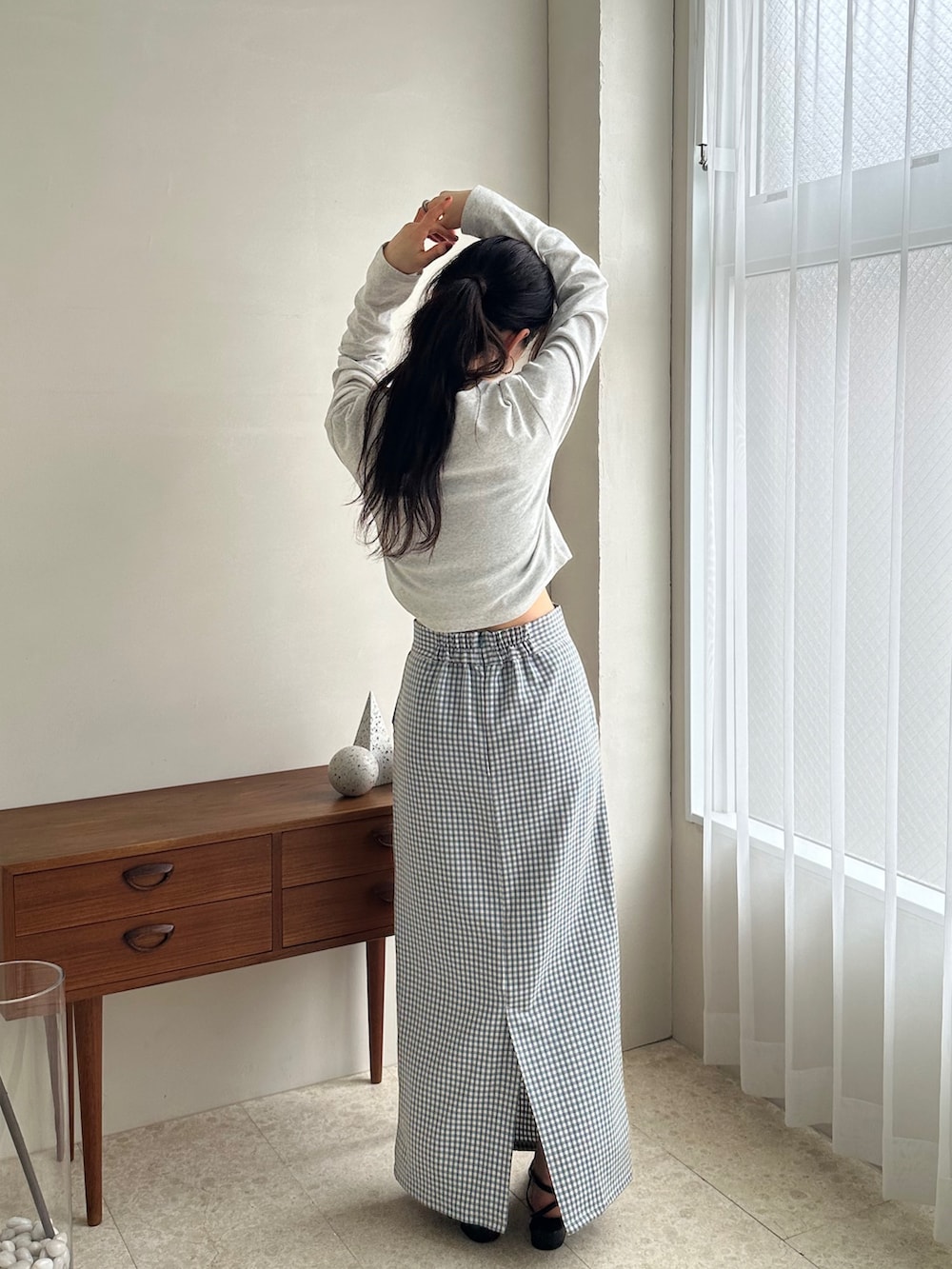 ブラック系のサンダルを着用したレディースの春コーディネートの5枚目の写真