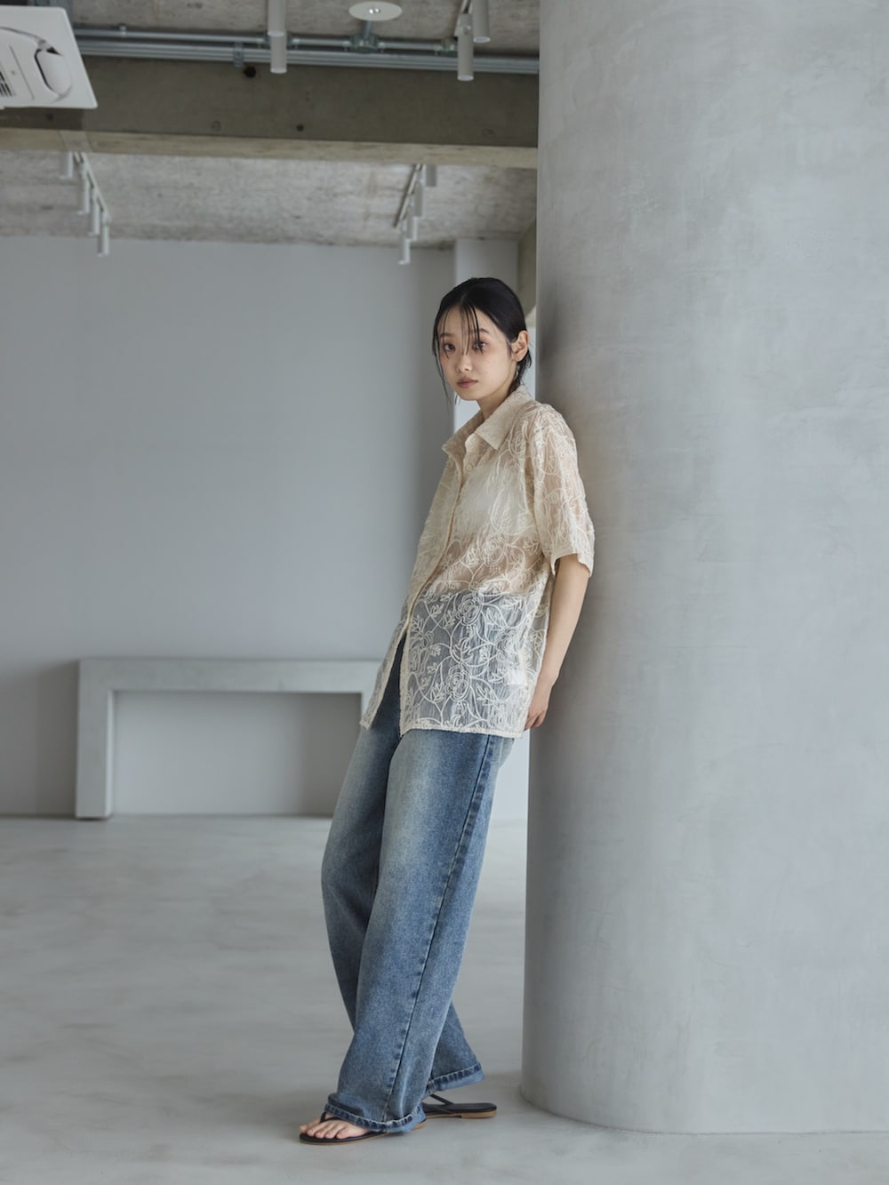 ホワイト系のシャツ/ブラウス、ブルー系のデニムパンツ、ブラック系のサンダルを着用したレディースの春コーディネートの3枚目の写真