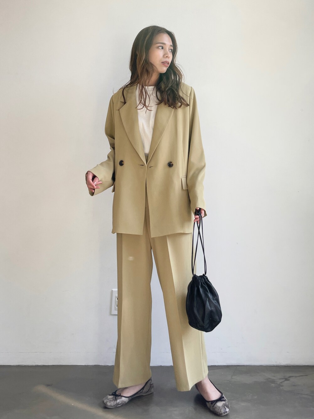 ブラック系のシャツ/ブラウス、ゴールド系のバレエシューズ、その他のショルダーバッグを着用したレディースの春コーディネートの2枚目の写真