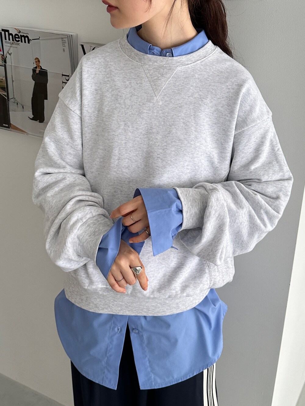 ベージュ系のスウェット、ブルー系のスラックス、ブルー系のシャツ/ブラウスを着用したレディースの秋コーディネートの4枚目の写真