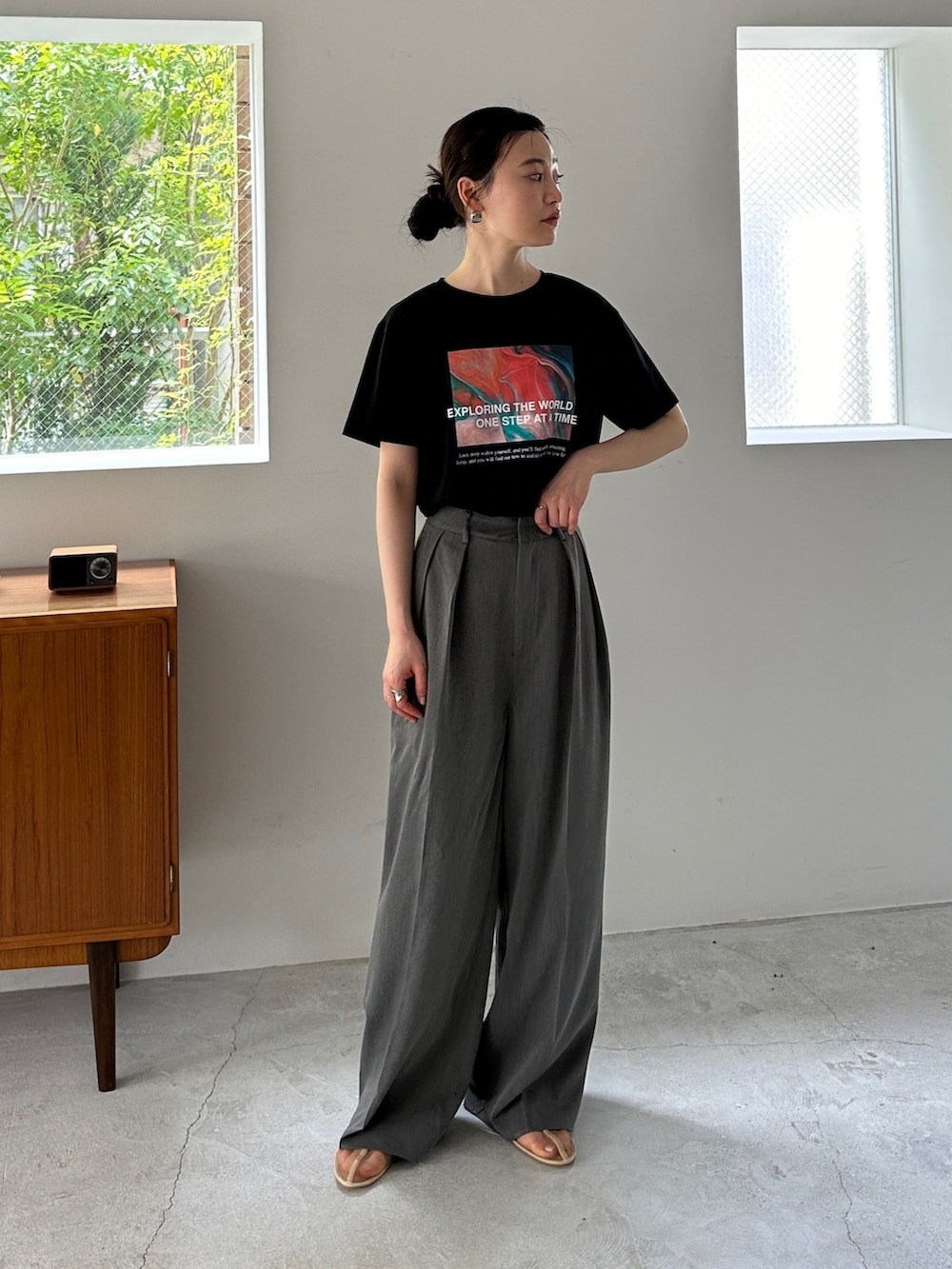 ブラック系のTシャツ/カットソー、グレー系のスラックス、その他のその他を着用したレディースの春コーディネートの2枚目の写真