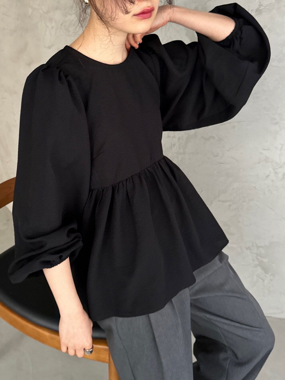 ブラック系のシャツ/ブラウス、グレー系のスラックス、その他のその他を着用したレディースの冬コーディネートの3枚目の写真