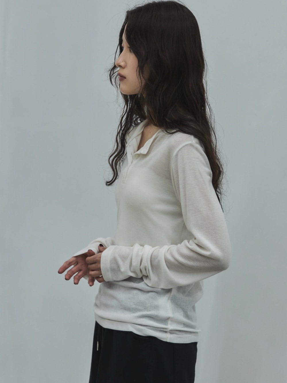 ホワイト系のキャミソール、ホワイト系のTシャツ/カットソー、ブラック系のデニムパンツを着用したレディースの秋コーディネートの6枚目の写真