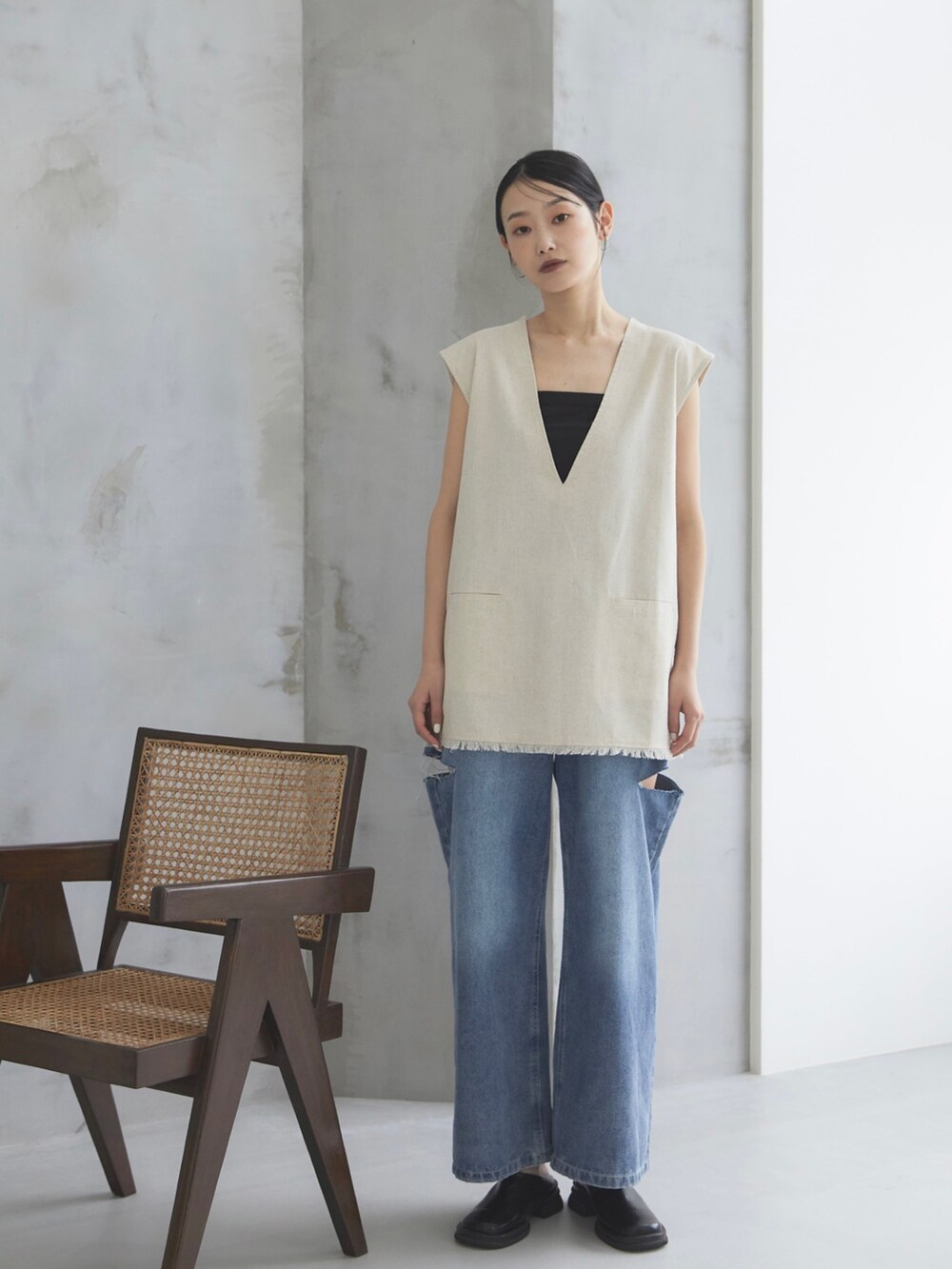 ホワイト系のベスト、ブルー系のデニムパンツ、その他のその他を着用したレディースの夏コーディネートの2枚目の写真