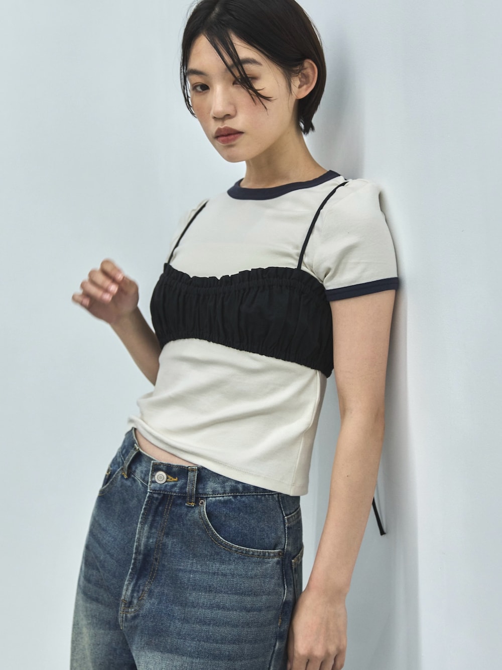 ホワイト系のTシャツ/カットソー、ブラック系のその他トップス、ブルー系のデニムパンツを着用したレディースの夏コーディネートの2枚目の写真