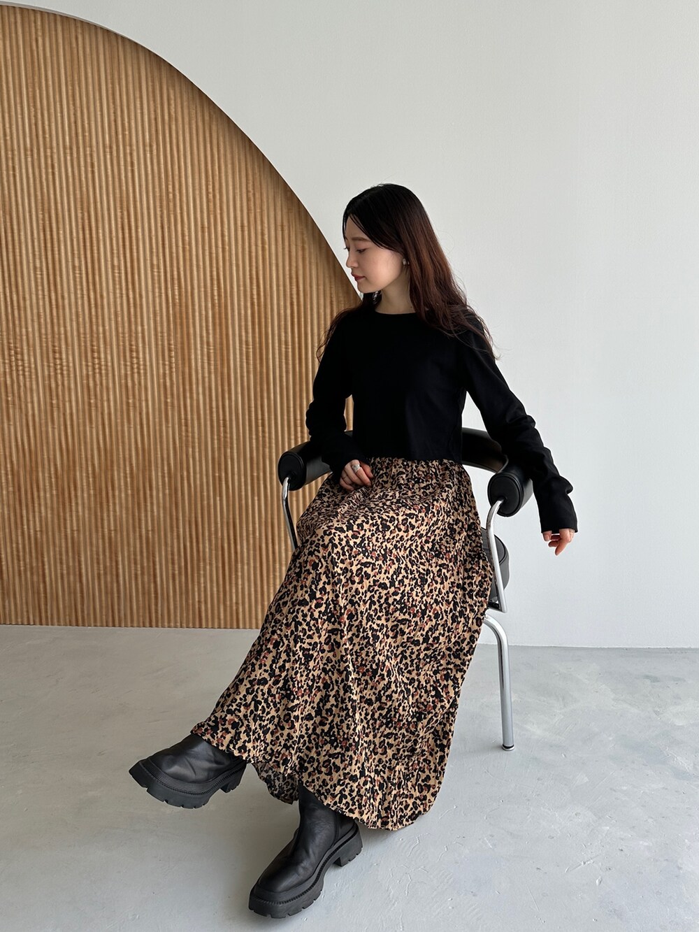 ブラウン系のスカート、その他のその他を着用したレディースの秋コーディネートの2枚目の写真