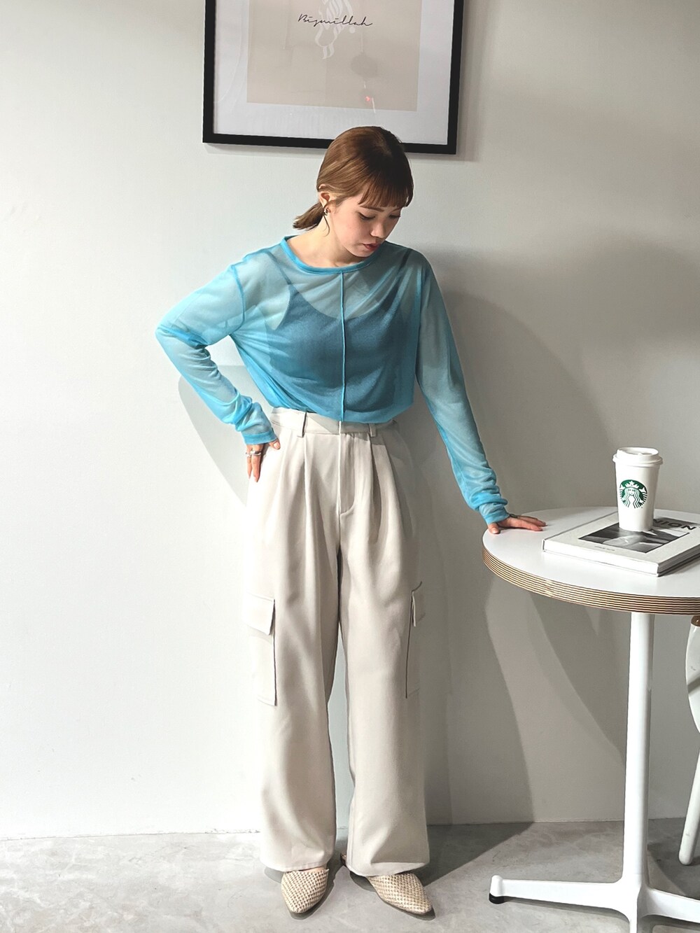 ホワイト系のカーゴパンツ、ブルー系のTシャツ/カットソー、その他のその他を着用したレディースの春コーディネートの2枚目の写真