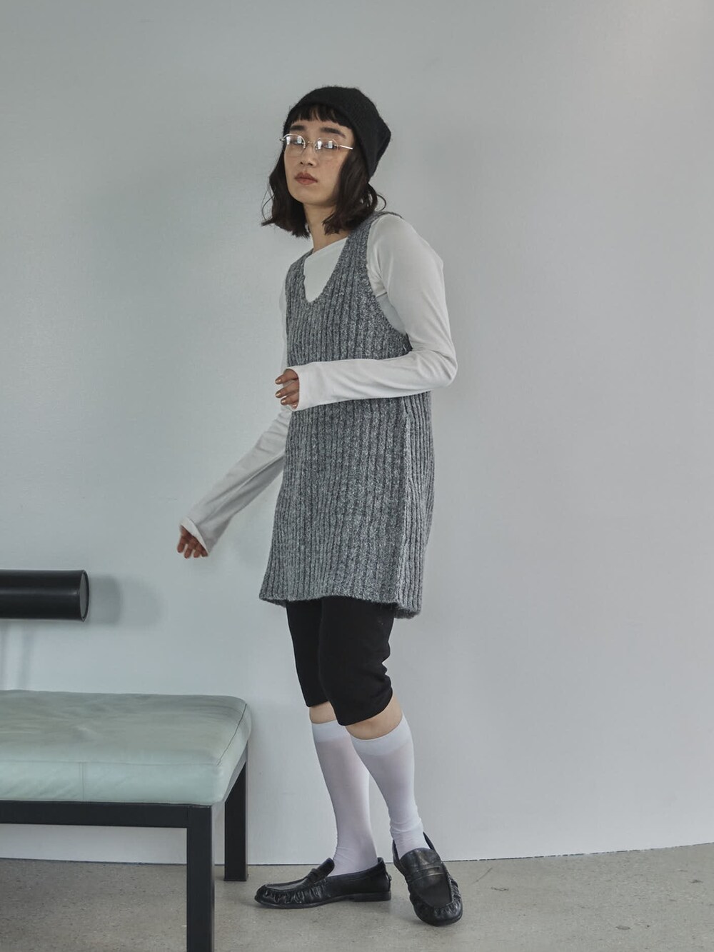 ホワイト系のTシャツ/カットソー、グレー系のワンピース、ブラック系のその他パンツを着用したレディースの冬コーディネートの2枚目の写真