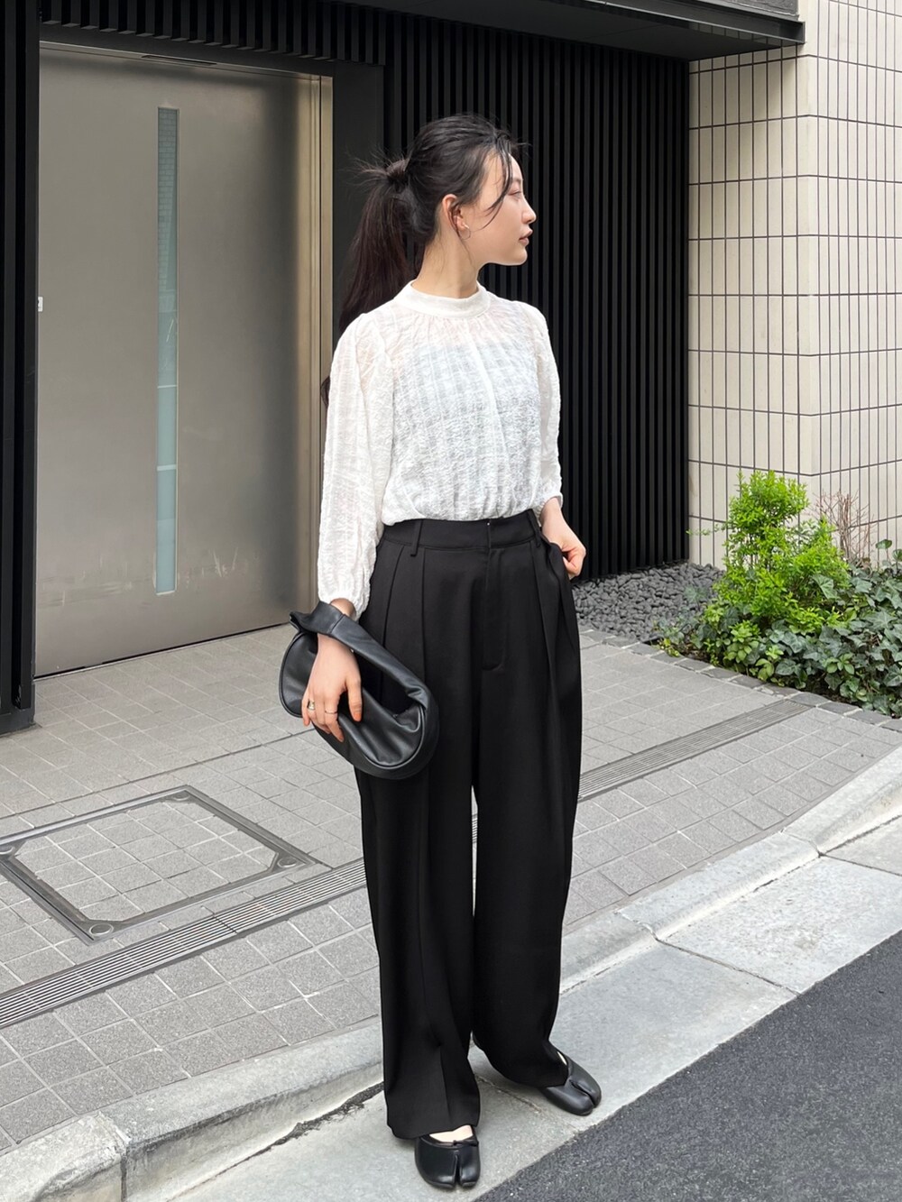 ブルー系のデニムパンツ、ホワイト系のシャツ/ブラウス、ブルー系のシャツ/ブラウスを着用したレディースの春コーディネートの2枚目の写真