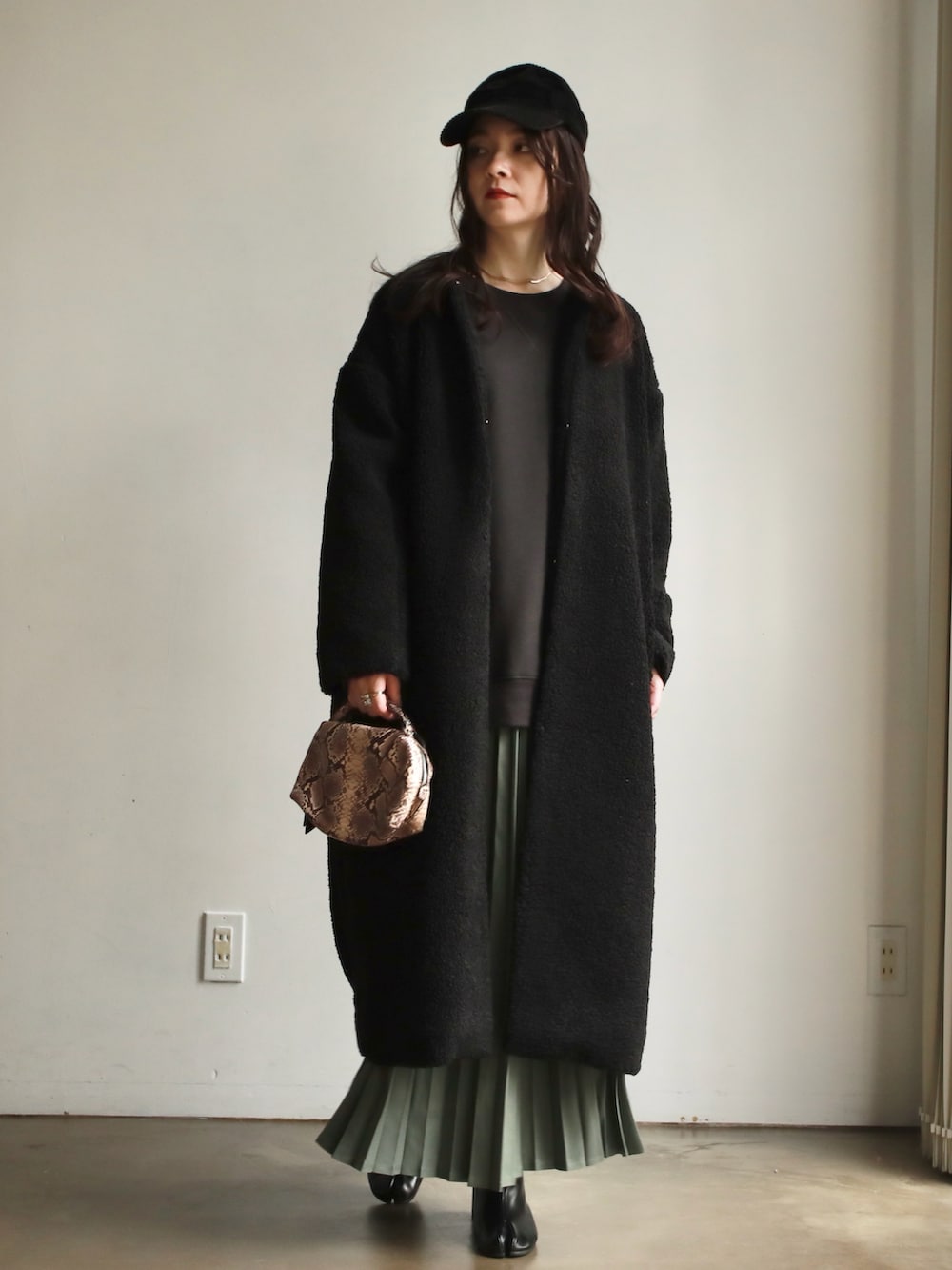 「feepurのボアロングコート（ノーカラーコート、ブラック系）」を使った、feepurさん（レディース・160cm）の秋コーディネートの2枚目の写真