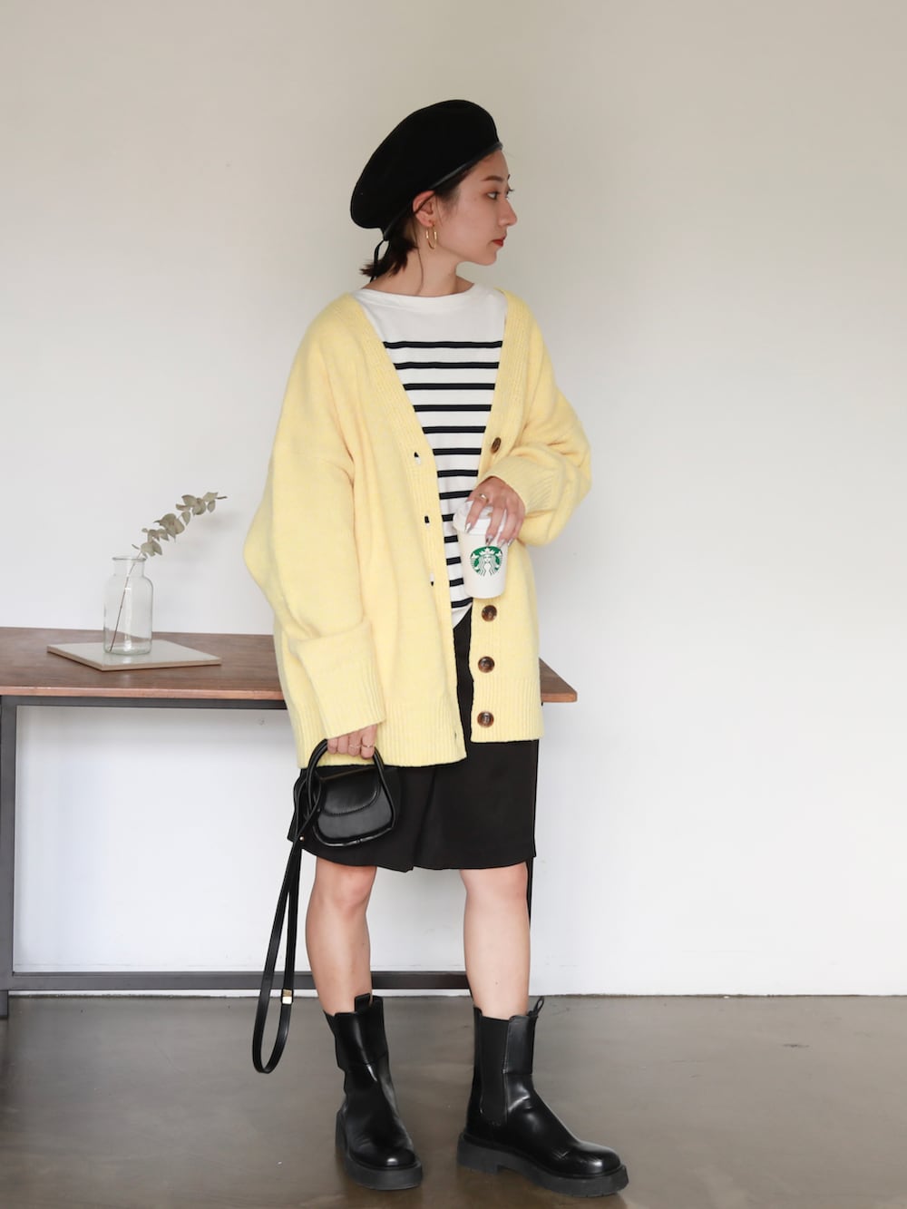 ホワイト系のTシャツ/カットソー、ブラック系のその他パンツ、イエロー系のカーディガン/ボレロを着用したレディースの夏コーディネートの2枚目の写真