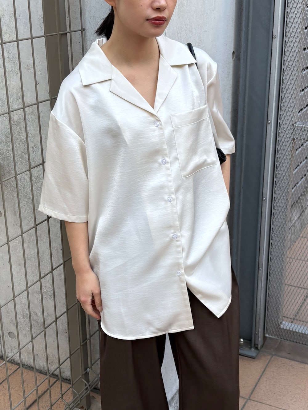 ホワイト系のシャツ/ブラウス、ブラウン系のスラックス、ブラック系のその他シューズを着用したレディースの春コーディネートの4枚目の写真