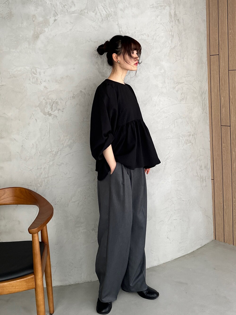 ブラック系のシャツ/ブラウス、グレー系のスラックス、その他のその他を着用したレディースの冬コーディネートの2枚目の写真