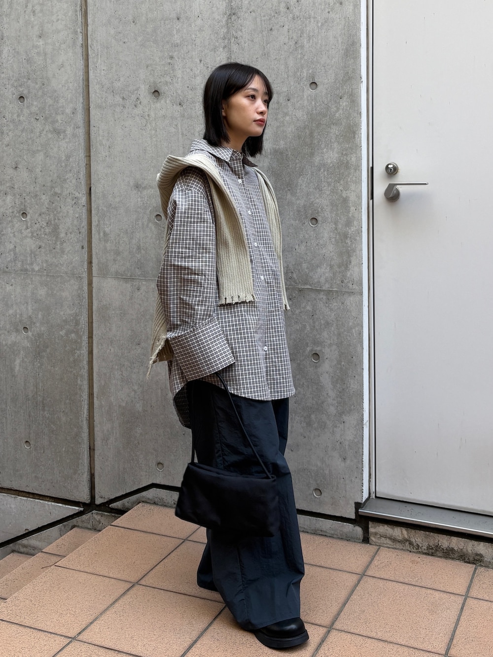 ホワイト系のシャツ/ブラウス、ベージュ系のカーディガン/ボレロ、ブルー系のその他パンツを着用したレディースの春コーディネートの3枚目の写真