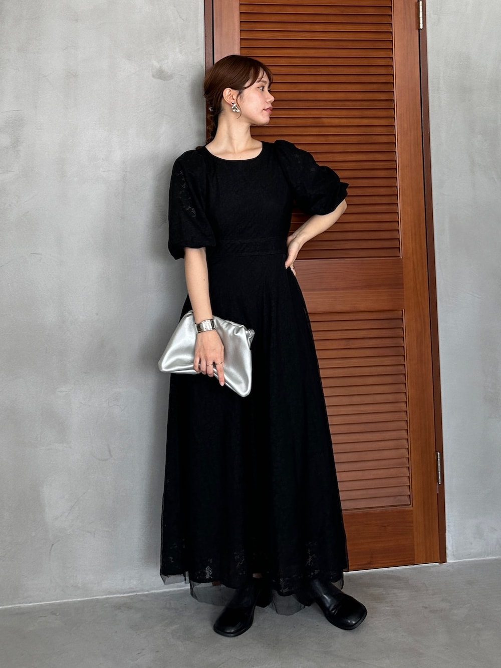 シルバー系のショルダーバッグ、ブラック系のワンピース、ホワイト系のワンピースを着用したレディースの春コーディネートの4枚目の写真