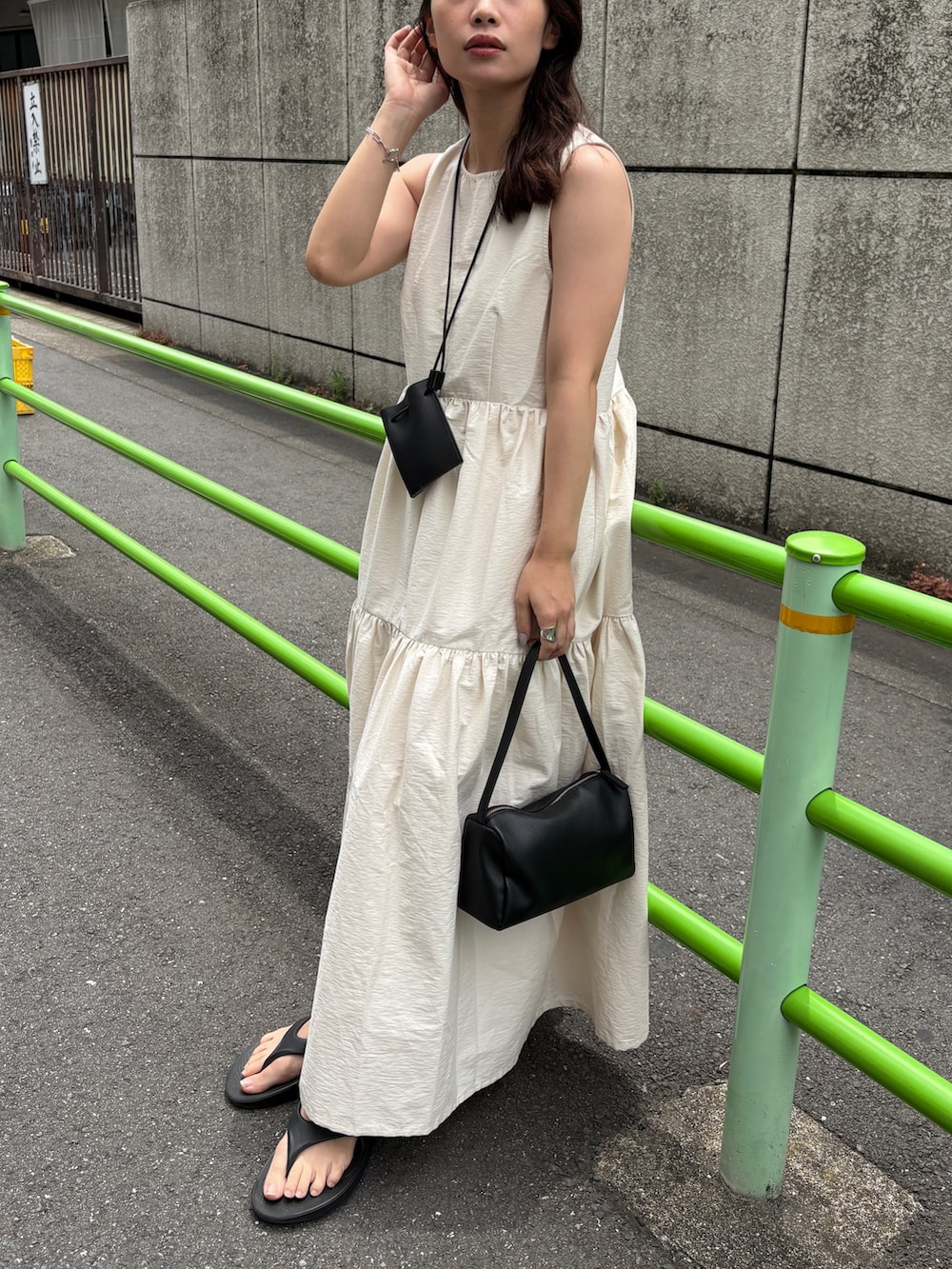 「スポーツミックス、サンダル、モノトーン、ワンピース、デートコーデ、きれいめカジュアル、夏コーデ、夏服コーデ、オトナカワイイ、シンプルカジュアル、ワントーンコーデ、ワンピーススタイル、モノトーンコーデ、カジュアルガーリー、ブラック」｜「feepurのスクエアミニバッグ（ショルダーバッグ、ブラック系）」を使った、feepurさん（レディース・153cm）の夏コーディネートの5枚目の写真