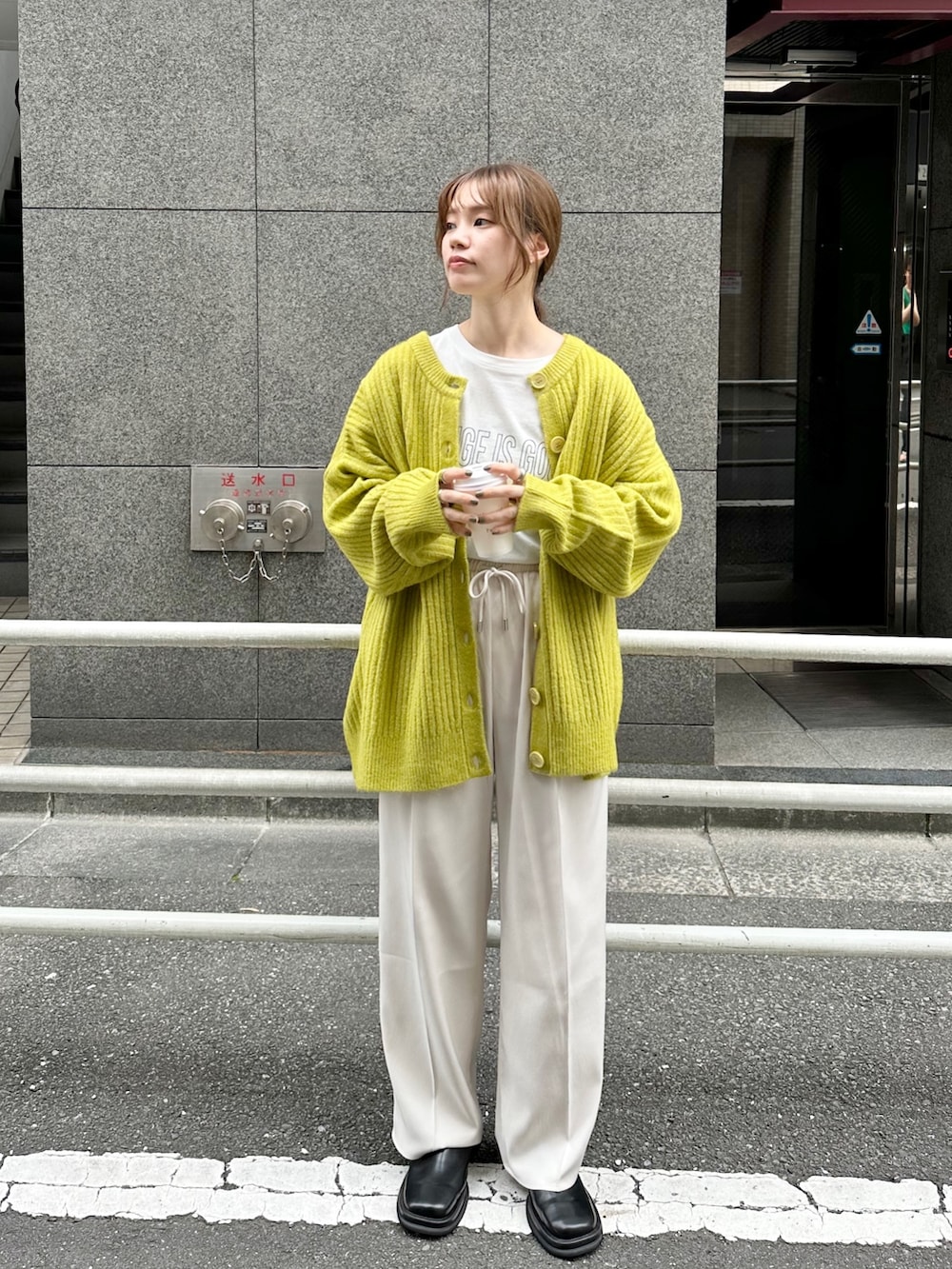 ホワイト系のスラックス、グリーン系のカーディガン/ボレロ、ホワイト系のTシャツ/カットソーを着用したレディースの夏コーディネートの2枚目の写真