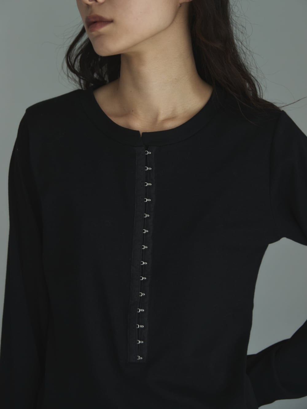 ブラック系のTシャツ/カットソー、グレー系のスウェットパンツ、ブラック系のサンダルを着用したレディースの秋コーディネートの4枚目の写真