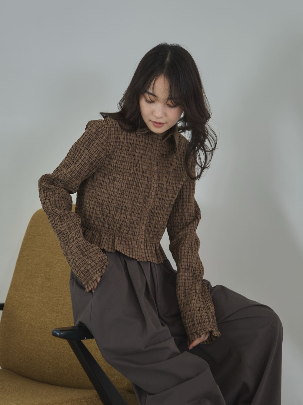 ブラウン系のその他パンツ、ブラウン系のシャツ/ブラウス、その他のその他を着用したレディースの秋コーディネートの3枚目の写真