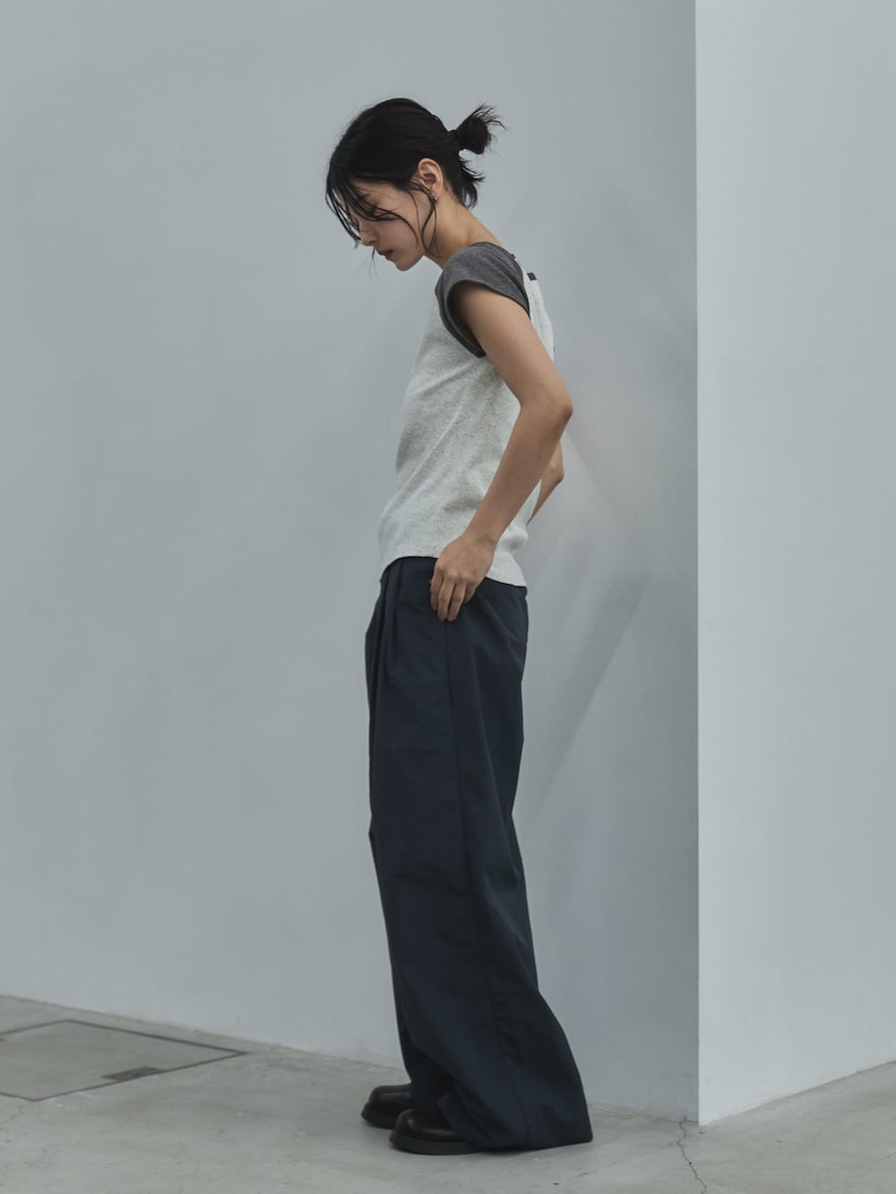 ブルー系のその他パンツ、グレー系のTシャツ/カットソー、ブラック系のその他シューズを着用したレディースの春コーディネートの2枚目の写真