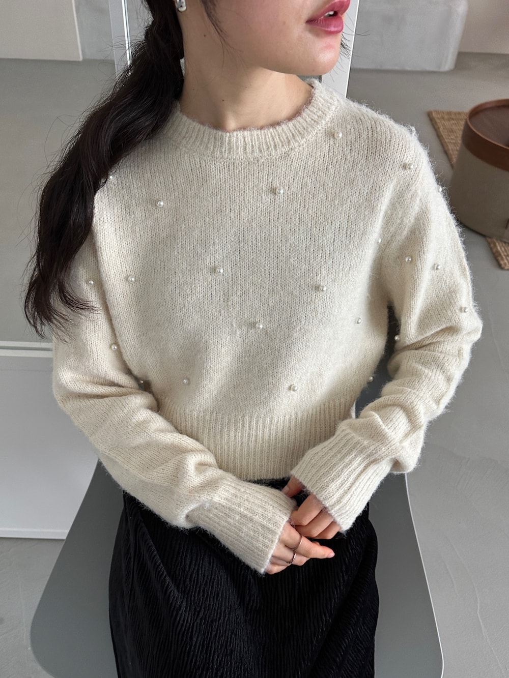 ホワイト系のニット/セーター、ブラック系のスカート、その他のその他を着用したレディースの冬コーディネートの3枚目の写真