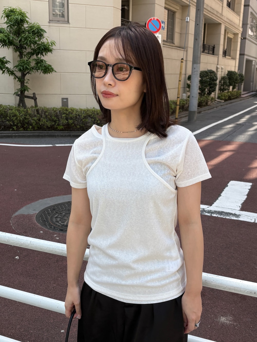 ホワイト系のTシャツ/カットソー、ブラック系のその他パンツ、ブラック系のその他シューズを着用したレディースの夏コーディネートの4枚目の写真