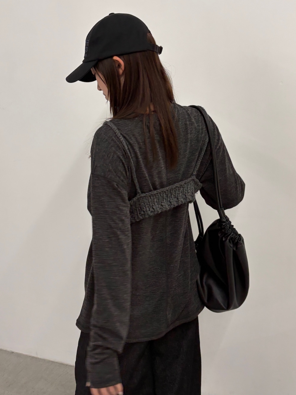 グレー系のその他トップス、グレー系のTシャツ/カットソー、ブラック系のショルダーバッグを着用したレディースの秋コーディネートの4枚目の写真