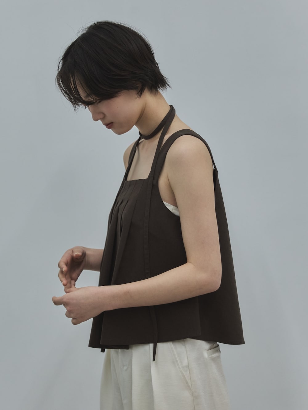 ブラウン系のその他パンツ、ブラウン系のローファー、ブラウン系のシャツ/ブラウスを着用したレディースの春コーディネートの7枚目の写真