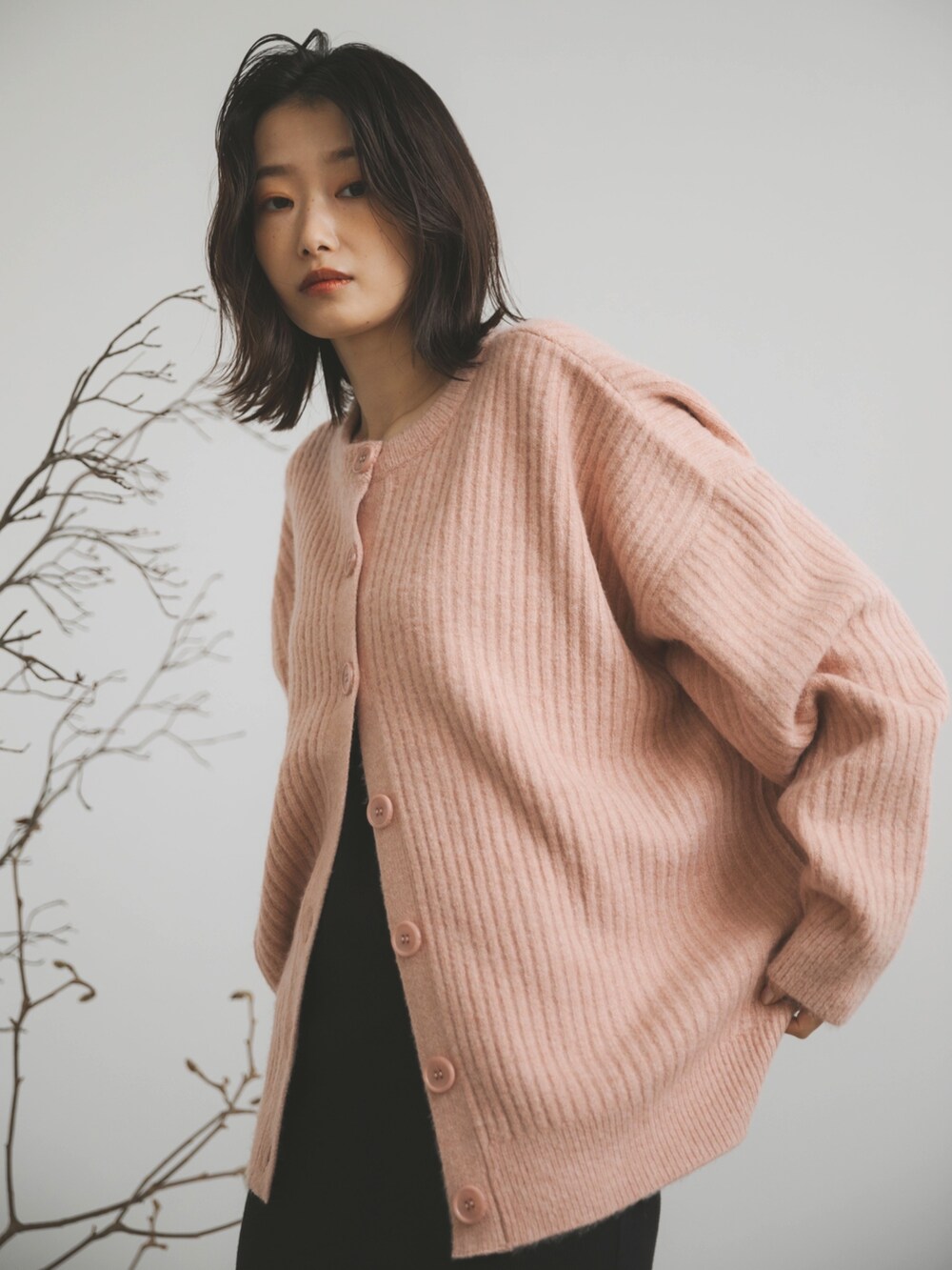 ピンク系のカーディガン/ボレロ、ブラック系のスカート、その他のその他を着用したレディースの秋コーディネートの3枚目の写真