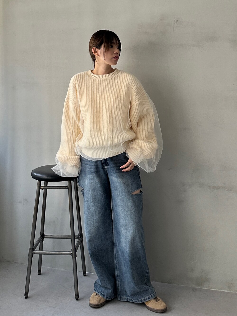 ホワイト系のニット/セーター、ブルー系のデニムパンツ、ベージュ系のスニーカーを着用したレディースの冬コーディネートの4枚目の写真