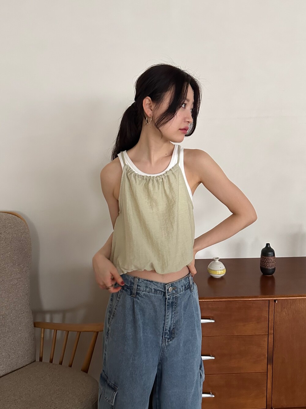 グリーン系のシャツ/ブラウス、ブラック系のサンダルを着用したレディースの春コーディネートの5枚目の写真