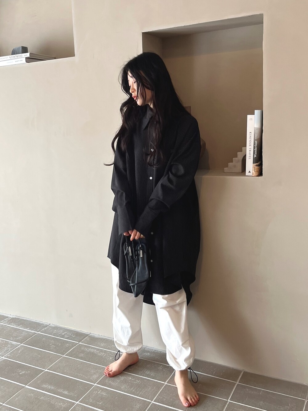 ブラック系のシャツ/ブラウス、ホワイト系のカーゴパンツ、ブラック系のサンダルを着用したレディースの春コーディネートの3枚目の写真