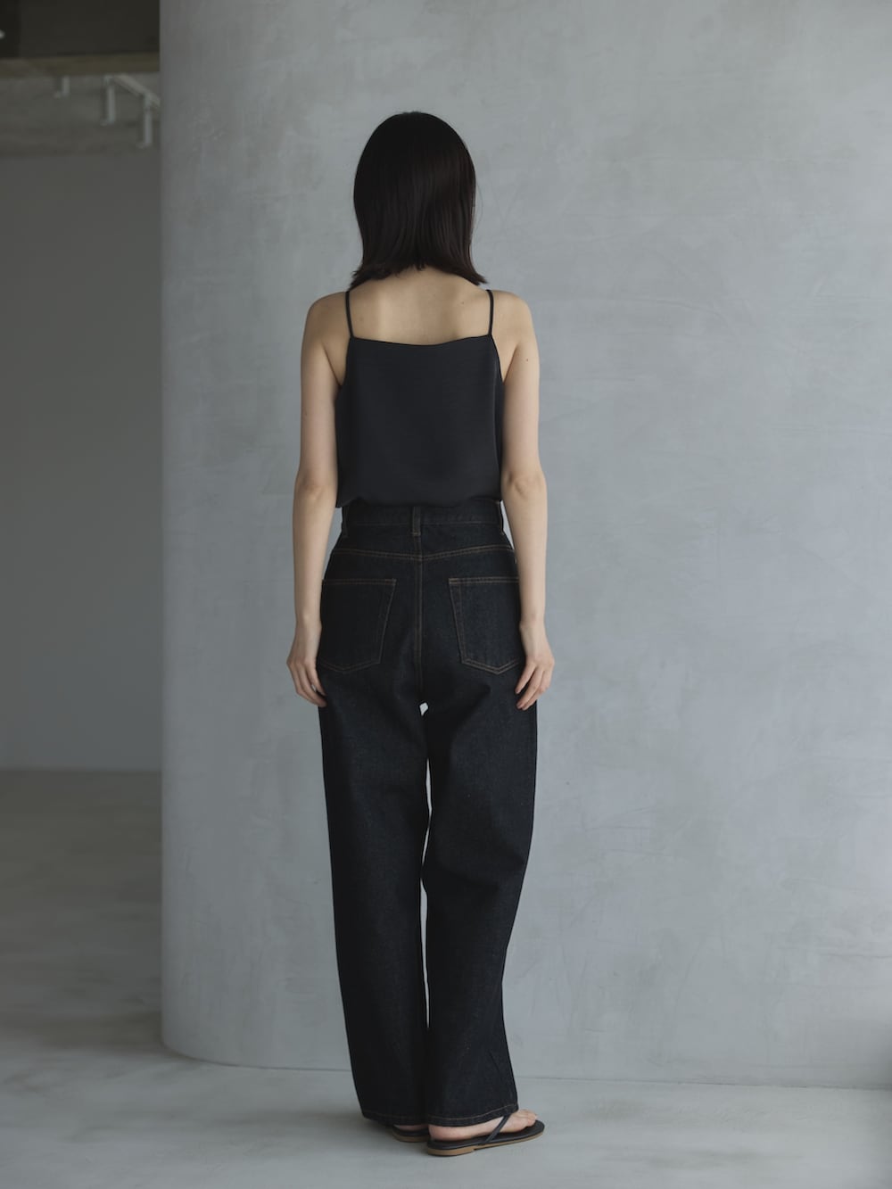 ブラック系のその他トップス、ブラック系のデニムパンツ、ブラック系のサンダルを着用したレディースの夏コーディネートの3枚目の写真